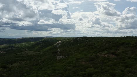 Dolly-in-Luftdrohnenaufnahme-Der-Wunderschönen-Grünen-Und-Felsigen-Landschaft-Von-Sítio-Novo,-Brasilien-Im-Bundesstaat-Rio-Grande-Do-Norte-Mit-Darunter-Liegendem-Ackerland