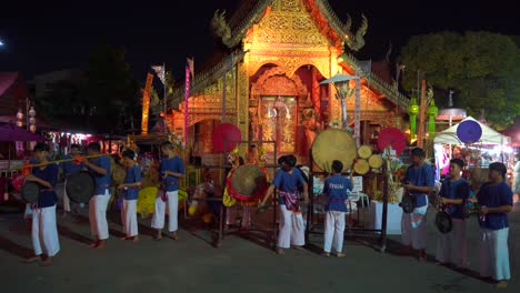 Grupo-De-Jóvenes-Artistas-Masculinos-En-El-Templo-Tailandés-Durante-La-Noche