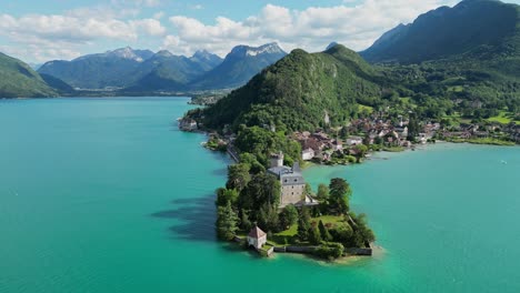 Schloss-Duingt-Und-Hellblauer-Türkisfarbener-See-Von-Annecy-In-Den-Französischen-Alpen---Luftkreisen