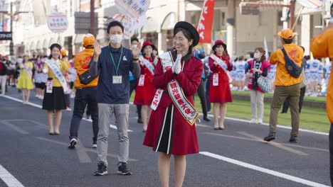 Süße-Japanische-Dame-Tanzt-Auf-Dem-Jährlichen-Festival-Von-Kagoshima-Ohara,-Japan