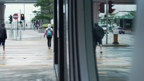 Menschen-Und-Autos-überqueren-Die-Straße-In-Hongkong