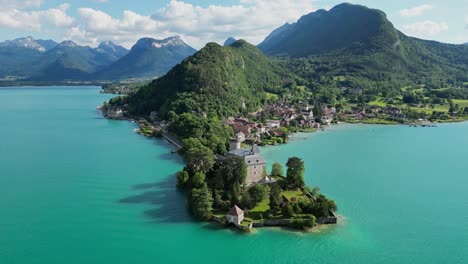 Schloss-Duingt-Und-Türkisfarbener-Hellblauer-See-Von-Annecy-In-Den-Französischen-Alpen---Sehenswürdigkeit-Aus-Der-Luft