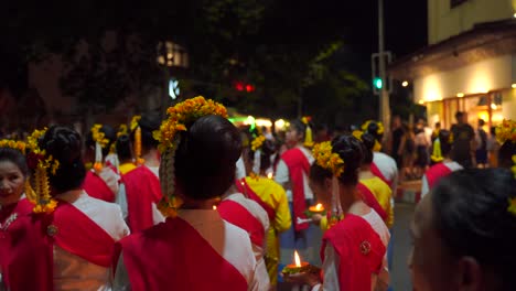 Women-at-traditional-Yi-Peng-parade-in-Chiang-Mai,-Thailand-at-night