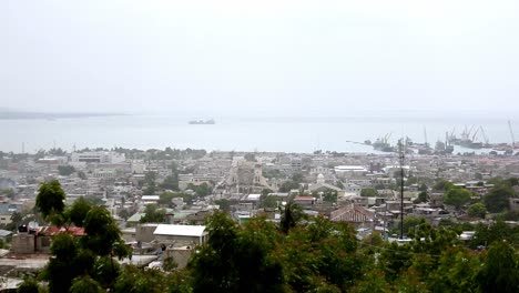 Vista-De-La-Ciudad-De-Puerto-Príncipe-Del-Puerto-Y-Casas-Dañadas-Después-Del-Terremoto