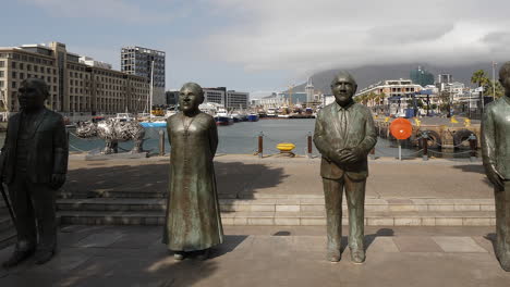 Schwenk-Rechts:-Berühmte-Statuen-Auf-Dem-Nobelplatz-In-Kapstadt-Am-Wasser