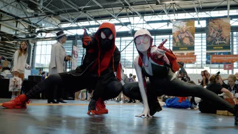 2-Personas-Disfrazadas-De-Spidermans-Personificados-En-La-Expo-Japonesa-En-París,-Francia