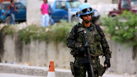 Bewaffneter-Soldat-Des-Südamerikanischen-Militärs-Auf-Der-Straße,-Um-Die-Sicherheit-Der-Stadt-Zu-Gewährleisten