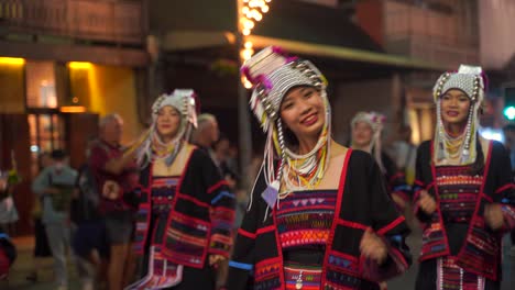 Glückliche-Thailändische-Stammesfrauen,-Die-Bei-Der-Parade-Tanzen-Und-Lächeln