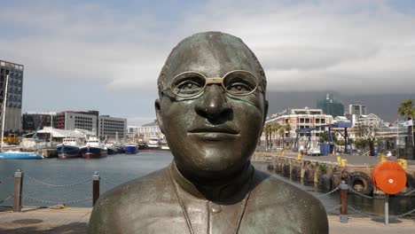 Close-up-statue-face-of-Bishop-Desmond-Tutu,-Nobel-Laureate-in-ZA