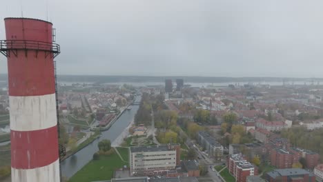 Ein-Panoramablick-Auf-Das-Flussbett,-Das-Die-Altstadt-Von-Klaipda-An-Einem-Nebligen-Herbstmorgen-Vom-Stadtzentrum-Trennt