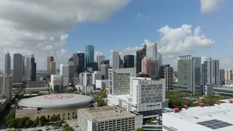 Luftaufnahme-Vorbei-Am-Convention-Center-Und-über-Das-Toyota-Center-Mit-Der-Skyline-Von-Houston-Im-Hintergrund