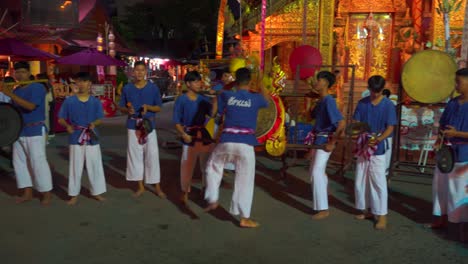 Pan-A-Través-De-Los-Artistas-Bailando-En-El-Templo-Tailandés-Durante-La-Noche