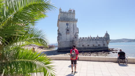 La-Torre-De-Belem-En-Lisboa-Junto-Al-Océano-Es-Una-Atracción-Principal-De-Portugal