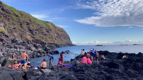 Menschen-Genießen-Ihren-Urlaub-In-Einem-Natürlichen-Pool-Mit-Heißer-Quelle-Auf-Den-Azoren