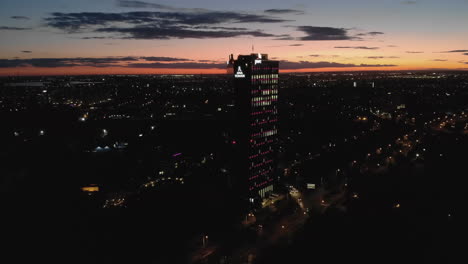 Edificio-De-Oficinas-Por-La-Noche,-Toma-Aérea,-Torre-Ana,-Bucarest,-Rumania