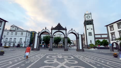 Plaza-Principal-De-Ponta-Delgada-Con-Puerta-De-La-Ciudad-En-Las-Hermosas-Azores