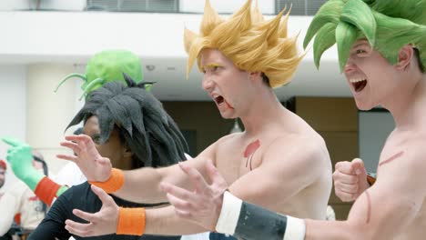 Zeitlupenaufnahme-Von-Leuten,-Die-Naruto-Auf-Einer-Ausstellung-Cosplayen