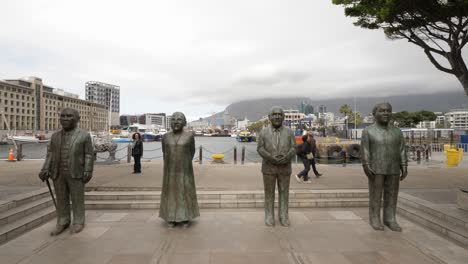Hafen-Von-Kapstadt-Zeitraffer-Wichtiger-Statuen-Auf-Dem-Nobelplatz