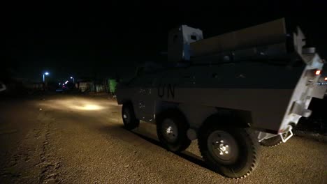 Camión-Blindado-Del-Ejército-De-Las-Naciones-Unidas-Vigilando-La-Ciudad-Por-La-Noche