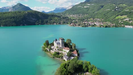 Chateau-Duingt-Und-Türkisfarbener-Hellblauer-See-Von-Annecy-In-Den-Französischen-Alpen---Antenne
