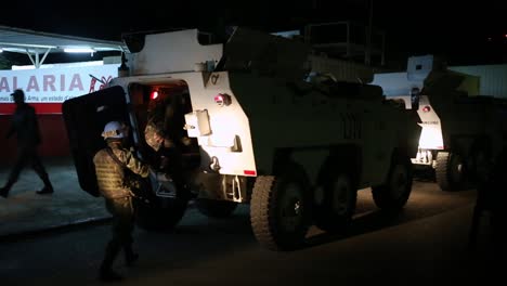 UN-Soldaten-Steigen-Nachts-In-Personentransporter-Ein,-Friedensmission