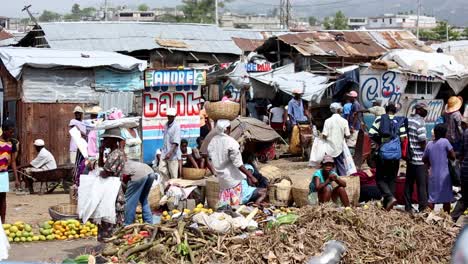 Población-Local-De-Haití-En-Un-Mercado-De-Alimentos-En-Una-Aldea-De-Chabolas-Pobres