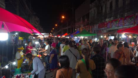 Concurrida-Calle-Peatonal-En-Chiang-Mai,-Tailandia-Durante-El-Mercado-Nocturno-Semanal