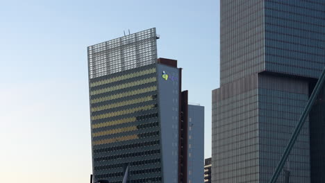Edificio-De-Telecomunicaciones-Kpn-Junto-Al-Hotel-Nhow-En-Rotterdam,-Países-Bajos