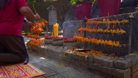 Menschen,-Die-Kerzen-Anbieten-Und-Im-Buddhistischen-Tempel-In-Thailand-Beten