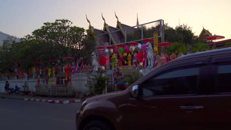 Frontal-view-of-Wat-Phra-Singh-with-colorful-Yi-Peng-Lanterns