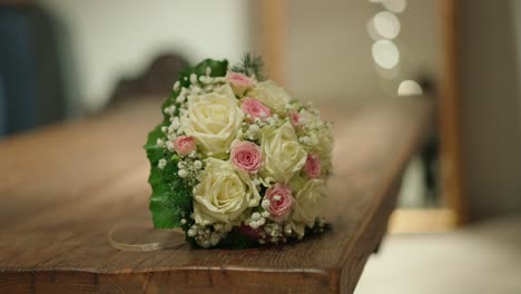 Weißer-Und-Rosa-Brautstrauß-Schöne-Blumen