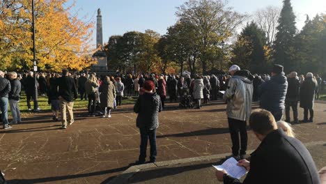 Menschenmenge,-Die-Am-Sonntagsgottesdienst-Im-Britischen-Park-Memorial-Cenotaph-Respekt-Zollt