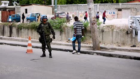 Ein-Soldat-Aus-Brasilien-Regelt-Den-Verkehr-Auf-Einer-Straße-In-Port-Au-Prince,-Haiti