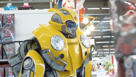 Gelbe-Plastikspielzeughummel-Aus-Dem-Film-Transformers-Als-Dekoration