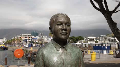 Laureado-Nobel,-La-Estatua-De-Nelson-Mandela-Se-Encuentra-En-La-Plaza-De-Ciudad-Del-Cabo