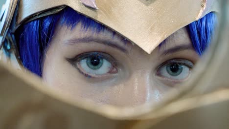 Mujer-Con-Cabello-Azul-Y-Ojos-Azules-De-Cerca-En-El-Evento