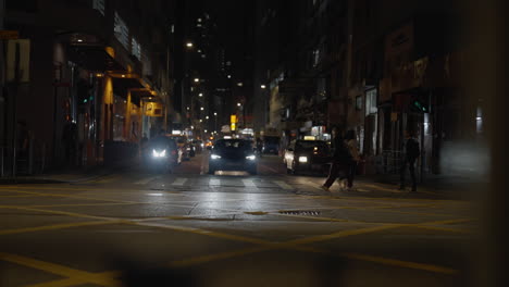 Leute,-Die-Auf-Dem-Zebrakreuz-Der-Nacht-Auf-Einer-Der-Straßen-Hongkongs-Laufen
