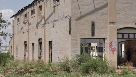 Außenansicht-Des-Verlassenen-Verfallenen-Gebäudes-Mit-Leichten-Graffiti-Gemalt
