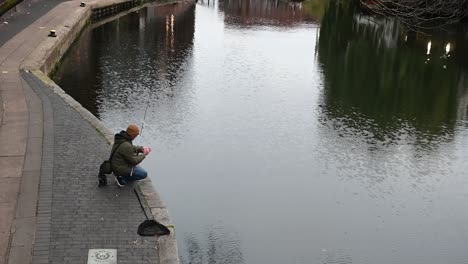 Fishing-on-the-Regents-Canal-Towpath,-Kentish-Town,-Camden,-London,-United-Kingdom