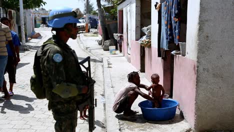 Port-Au-Prince-Ein-Soldat,-Der-Eifrig-Auf-Den-Straßen-Wacht