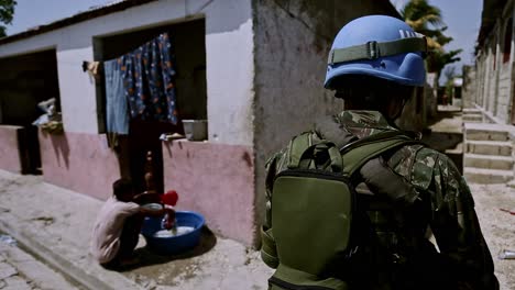 Ein-Blauhelm-Patrouilliert-In-Der-Nachbarschaft-Von-Haiti
