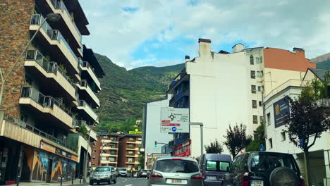 Andorra-La-Vella-Gebäude-Mit-Einem-Berg-Im-Hintergrund