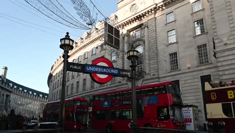 Varios-Autobuses-Que-Conducen-Hacia-Piccadilly-Circus,-Londres,-Reino-Unido.