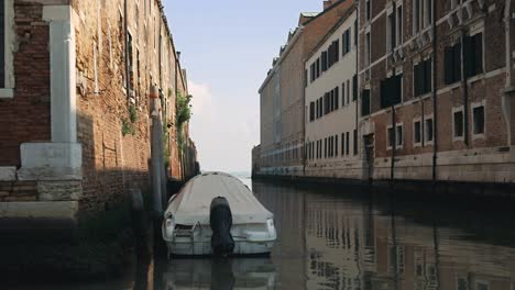 Blick-Auf-Den-Schmalen-Kanal-Vom-Segelboot-In-Venedig,-Italien