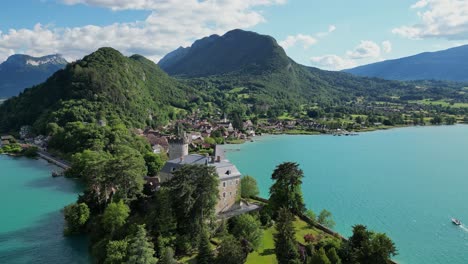 Chateau-Duingt-Und-Hellblauer-Türkisfarbener-See-Von-Annecy-In-Den-Französischen-Alpen---Antenne
