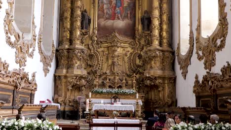 Wunderschöner-Katholischer-Kircheninnenraum-Mit-Holzbänken-Und-Riesigem-Gemälde