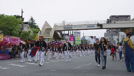 El-Desfile-De-Kishiwada-Danjiri-Matsuri-Comienza-Mientras-Los-Hombres-Japoneses-Caminan-Por-La-Calle