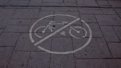 Kein-Radfahren-Schild-Auf-Gepflastertem-Boden-In-San-Diego,-Kalifornien