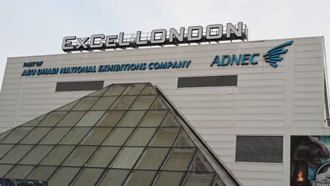 Blick-Auf-Das-Excel-London,-Teil-Der-Abu-Dhabi-National-Exibitions-Company,-Adnec