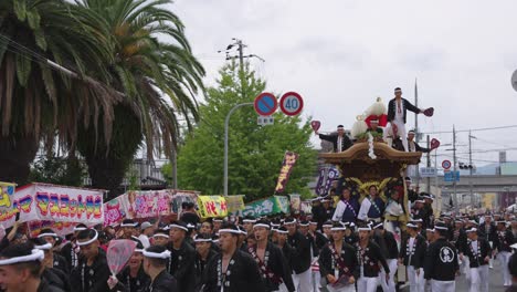 Float-is-pulled-by-Hundreds-of-Men-at-Kishiwada-Danjiri-Matsuri